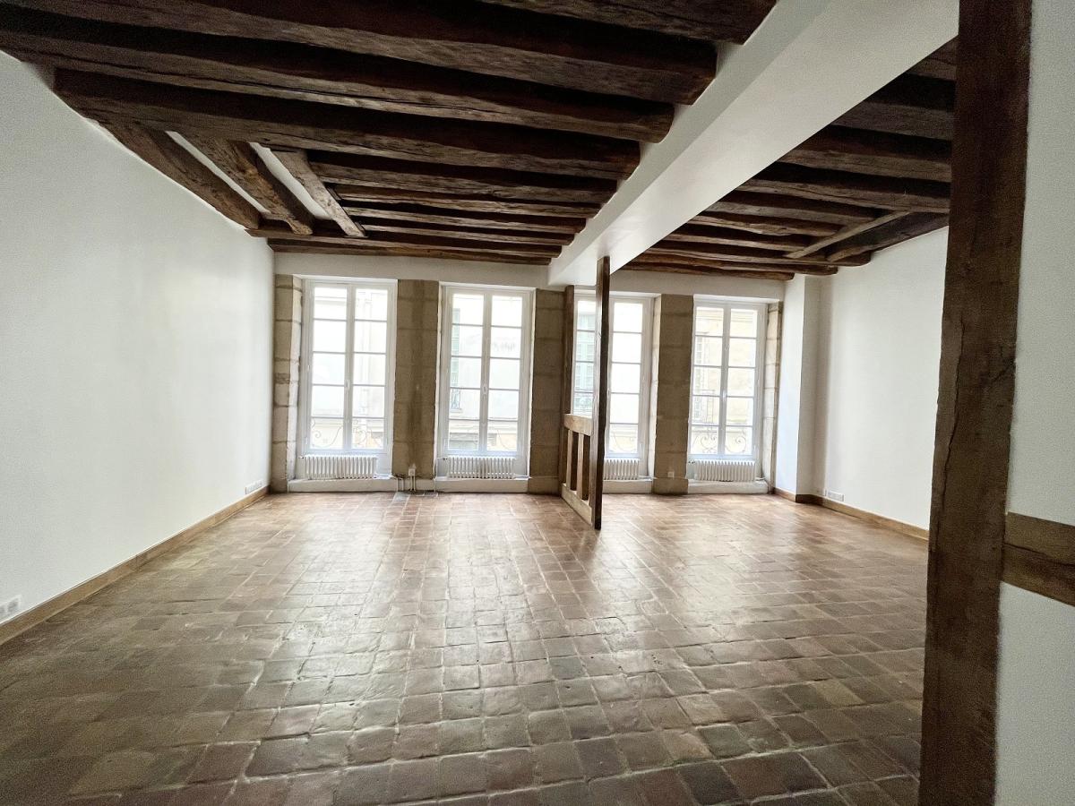 A LOUER 58.20m² PARIS Vème NOTRE DAME