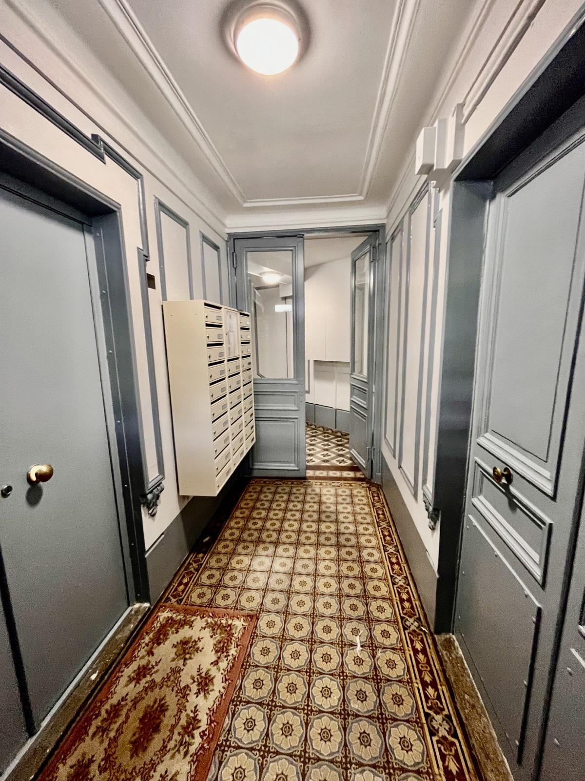 Paris XIème, Métro Philippe Auguste,2 Pièces  avec Balcon