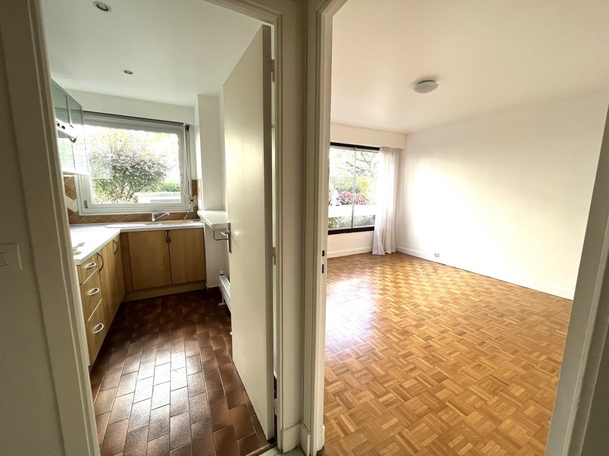 Paris XVème, métro Vaugirard Beau Studio de 30,13m²