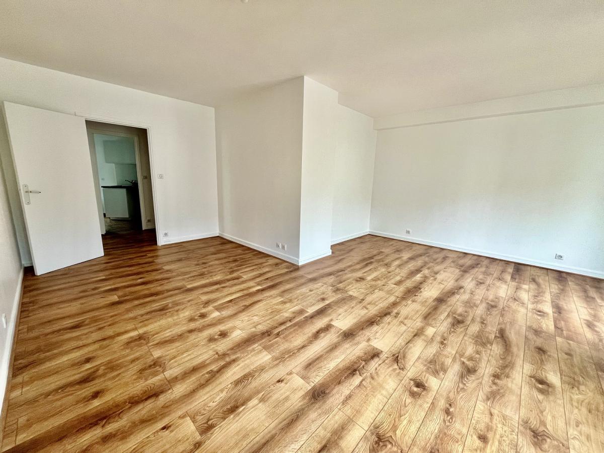 A LOUER PARIS XVème 5 PIECES EN DUPLEX