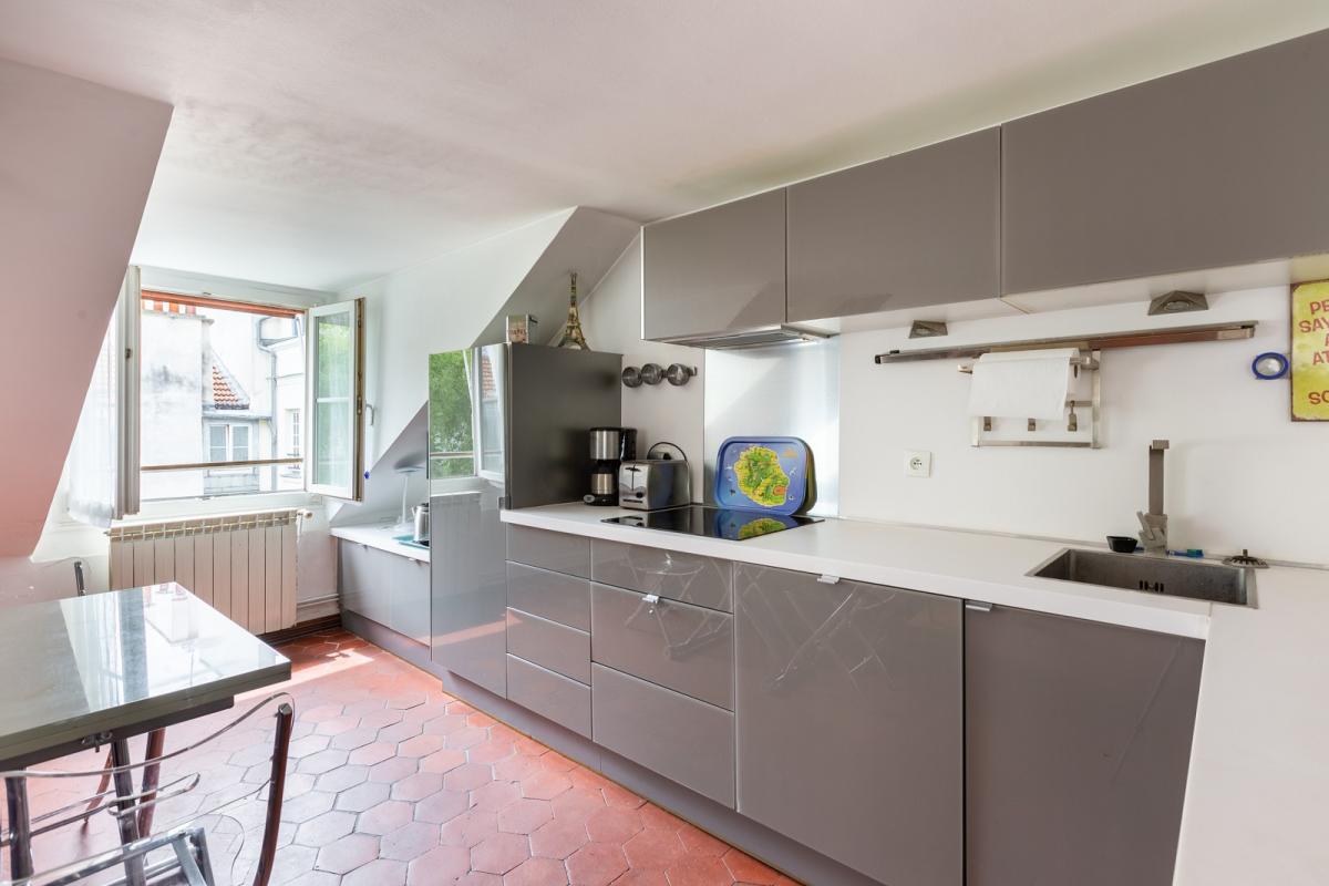 PARIS IVème, métro Saint Paul, Beau Duplex  en dernier étage