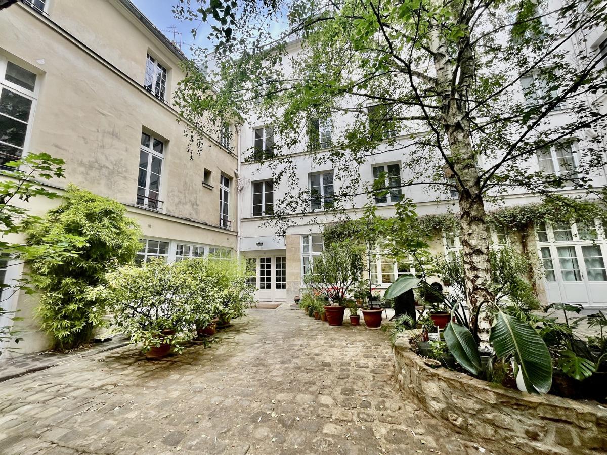 PARIS IVème, métro Saint Paul, Beau Duplex  en dernier étage