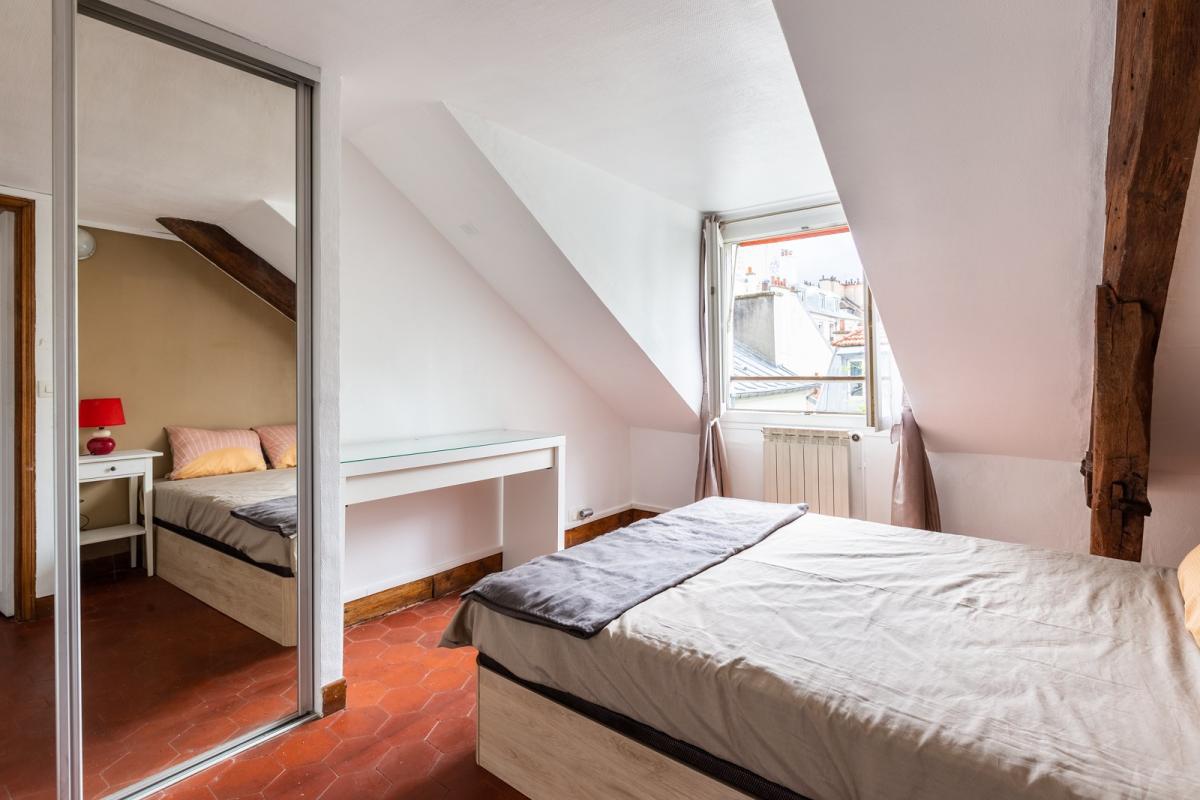 PARIS IVème, métro Saint Paul, Beau Duplex  en dernier étage