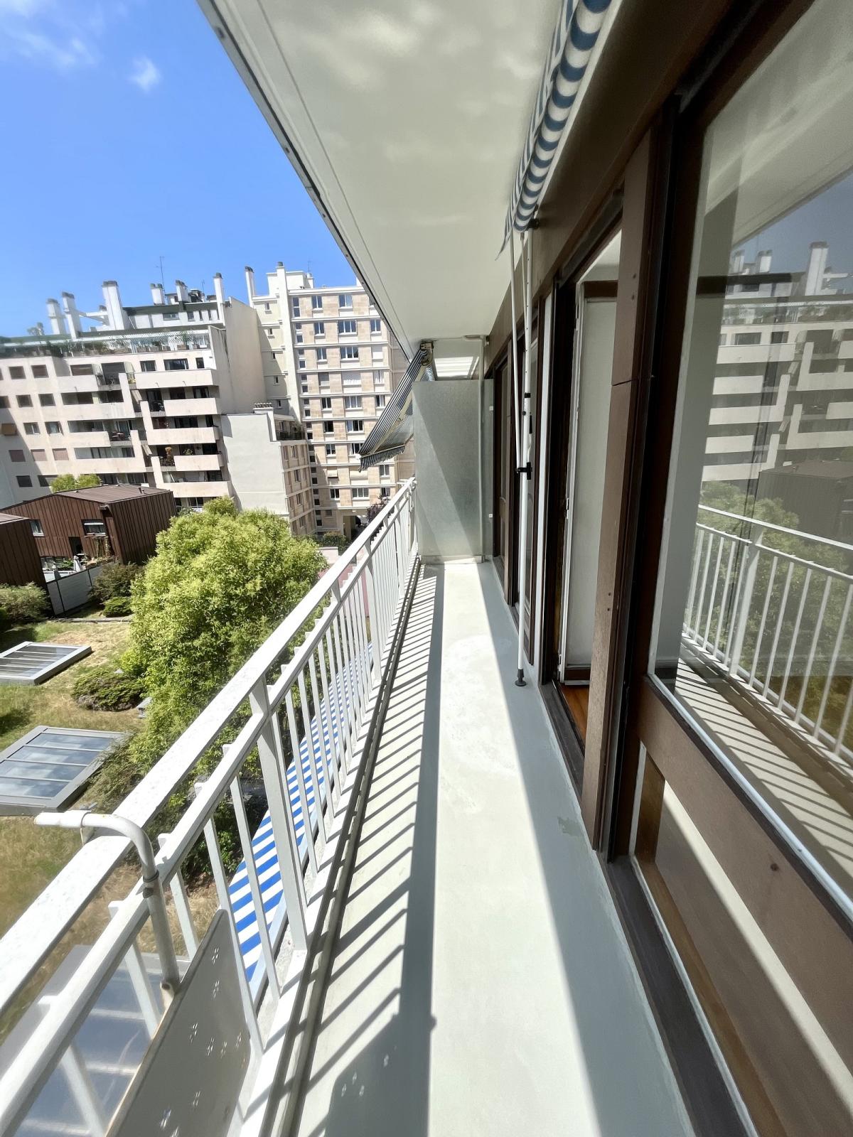 A LOUER PARIS XV 3P BALCON RUE JAVEL