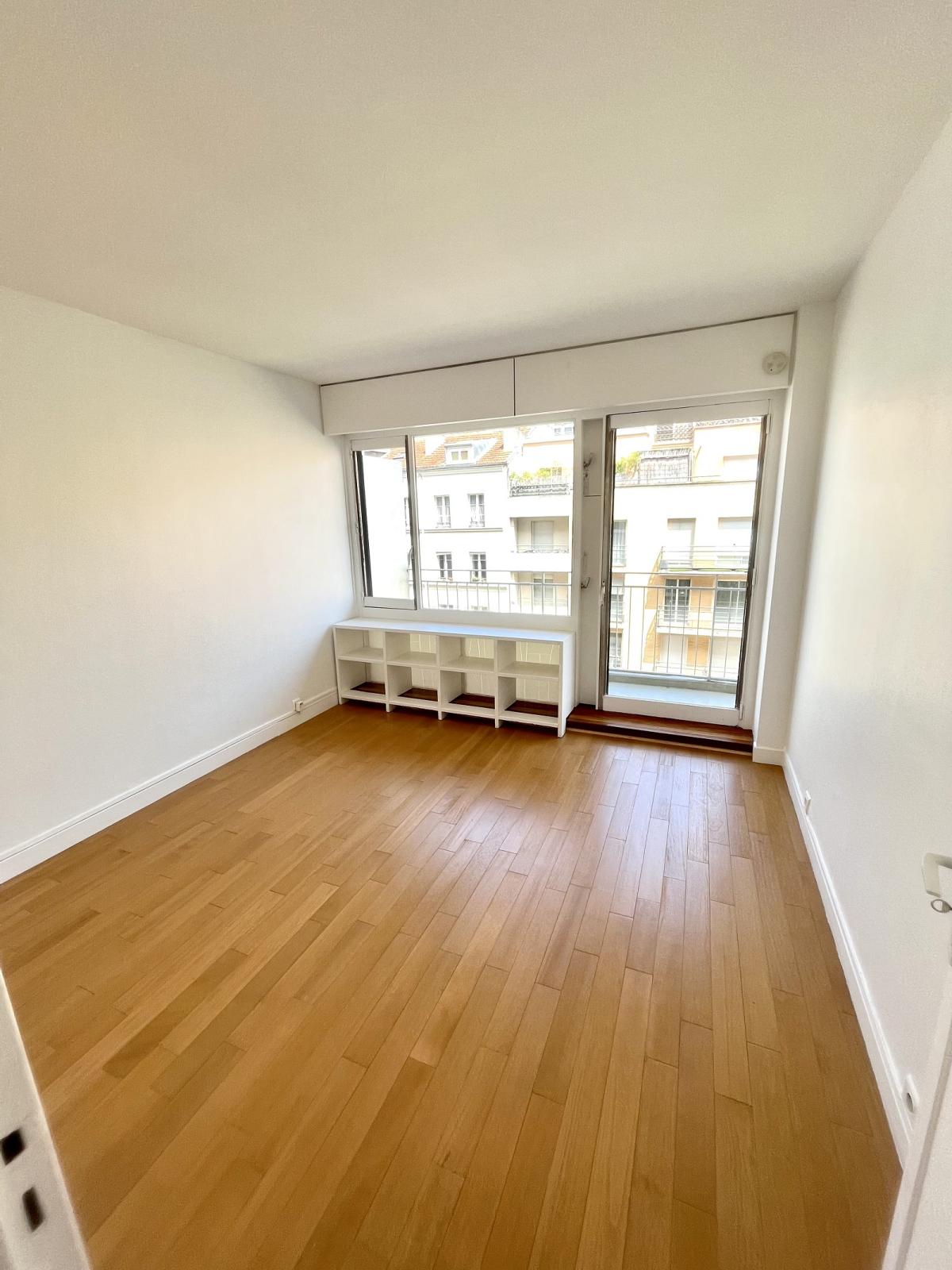 A LOUER PARIS XV 3P BALCON RUE JAVEL