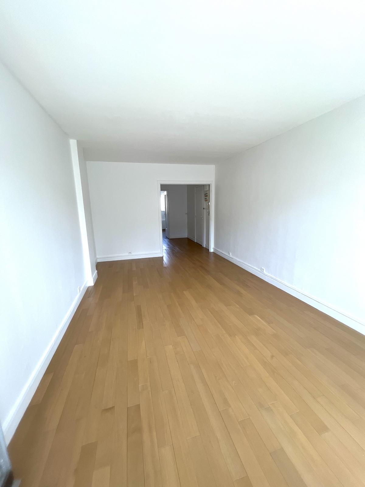 A LOUER PARIS XV 3P BALCON RUE JAVEL