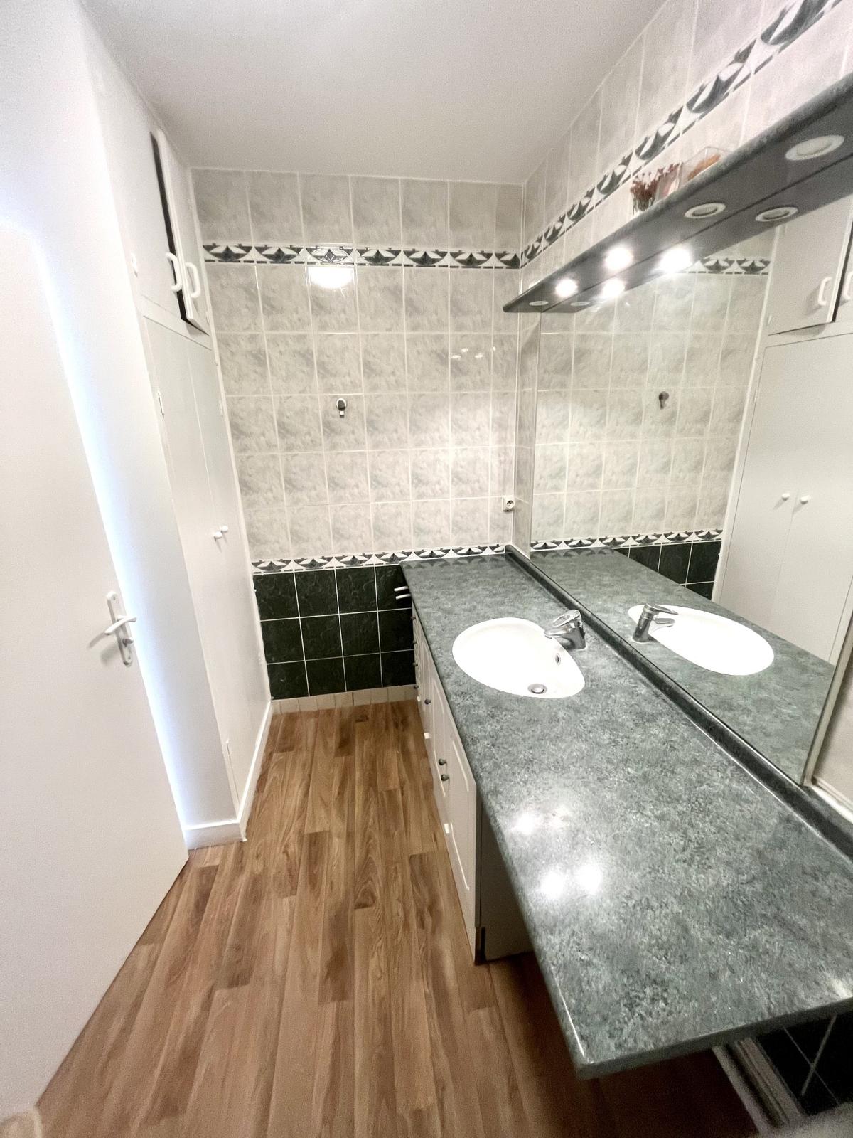 A LOUER PARIS XV 3P BALCON RUE JAVEL
