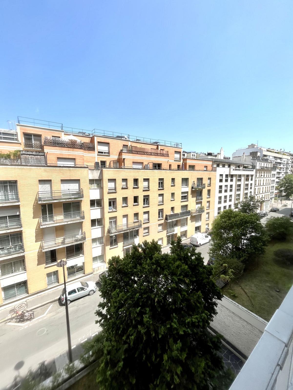 A LOUER PARIS XV 3P BALCON RUE JAVEL