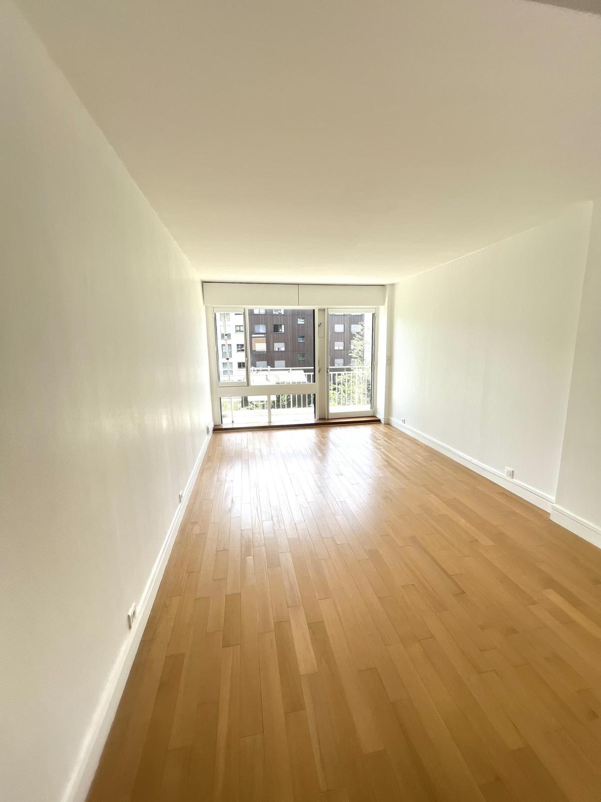 A LOUER PARIS XV 3P BALCON RUE JAVEL