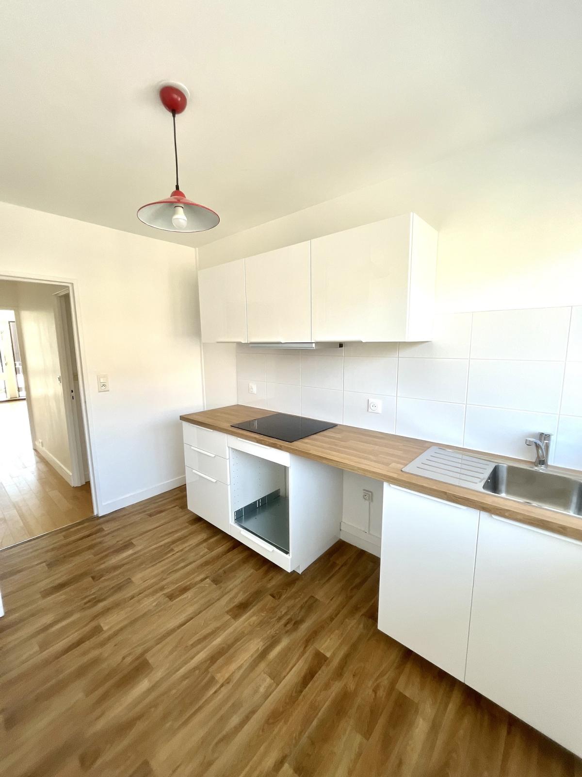 A LOUER PARIS XV 3P BALCON RUE JAVEL