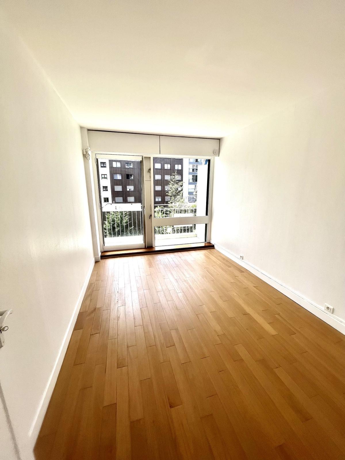 A LOUER PARIS XV 3P BALCON RUE JAVEL
