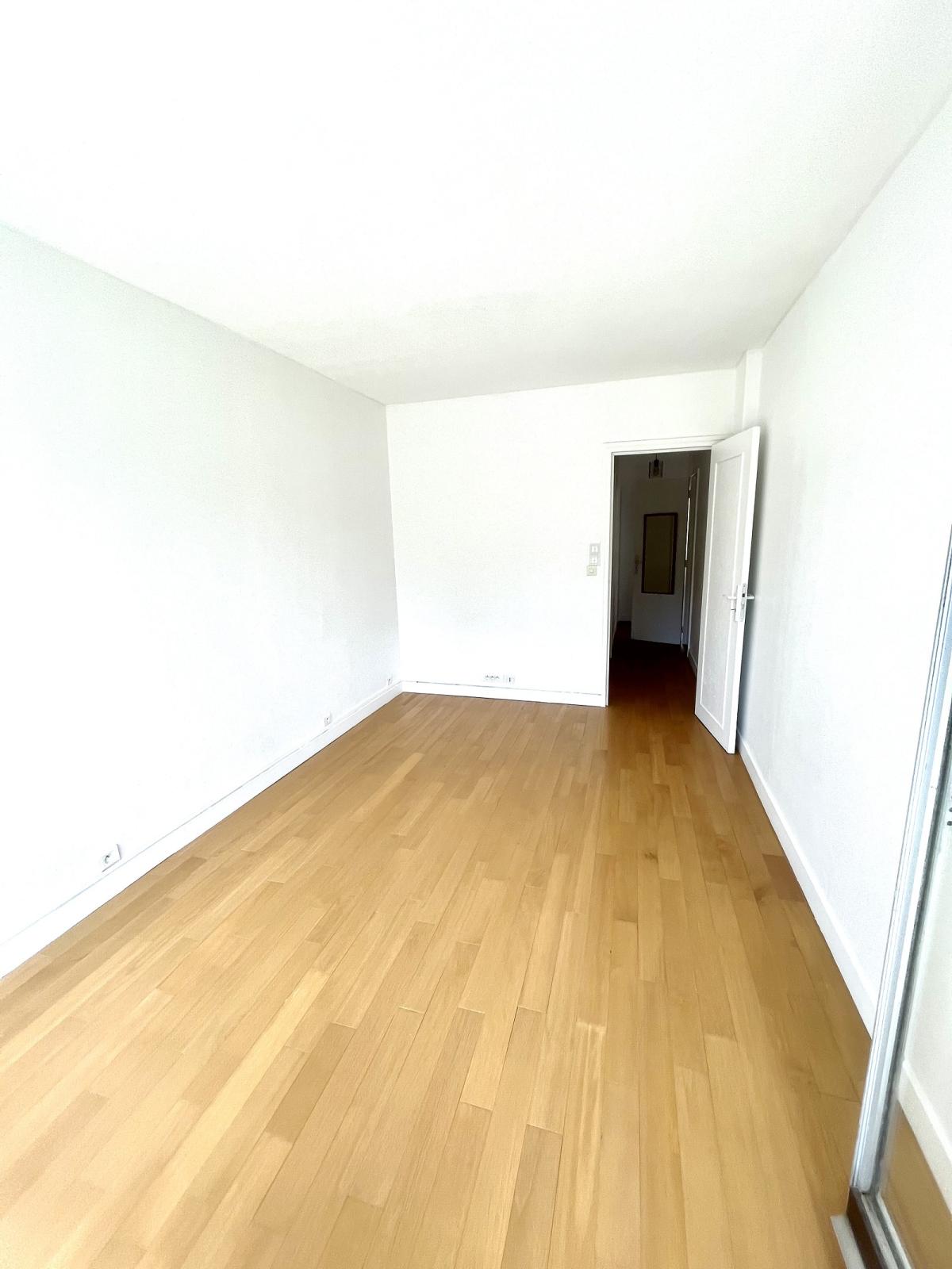 A LOUER PARIS XV 3P BALCON RUE JAVEL