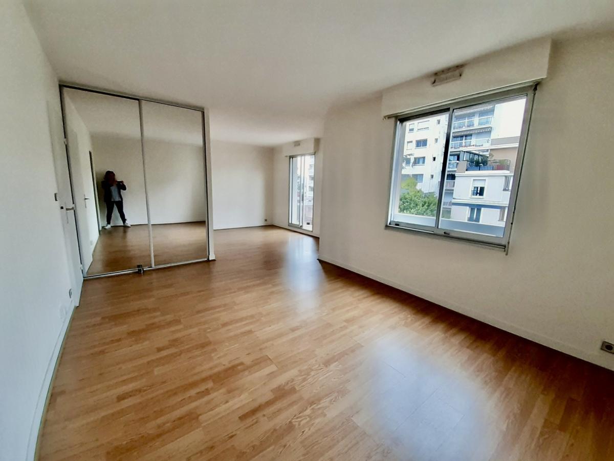 Montrouge (92120), Grand Studio avec parking et balcon