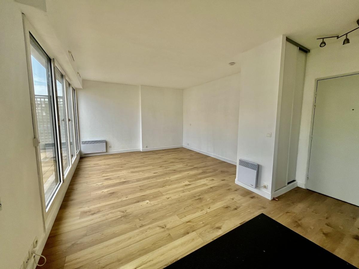 PARIS XIème, GRAND STUDIO avec  TERRASSE DE 14m² e  avec PARKING ET CAVE