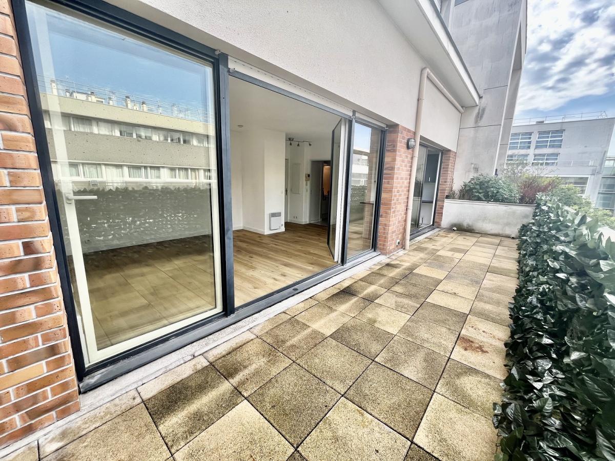 PARIS XIème, GRAND STUDIO avec  TERRASSE DE 14m² e  avec PARKING ET CAVE