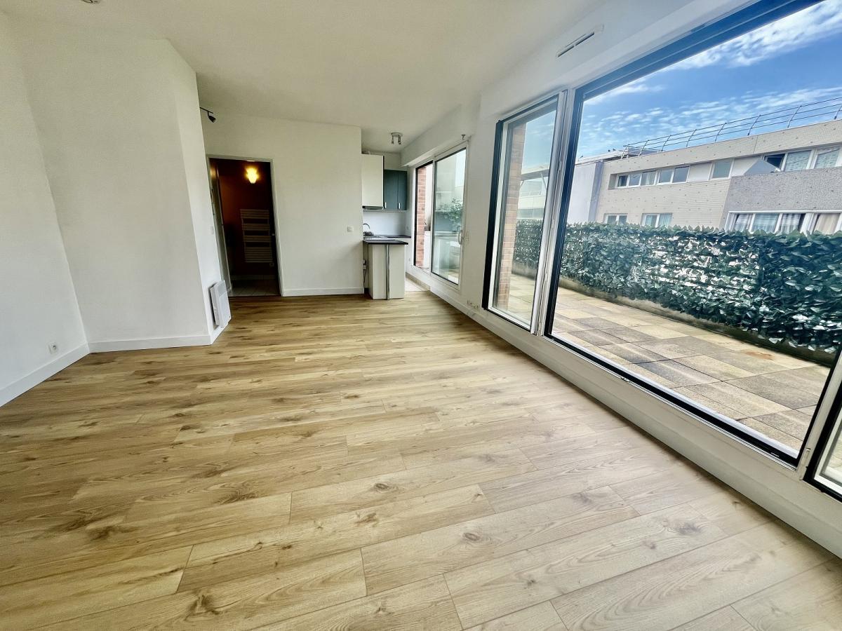 PARIS XIème, GRAND STUDIO avec  TERRASSE DE 14m² e  avec PARKING ET CAVE