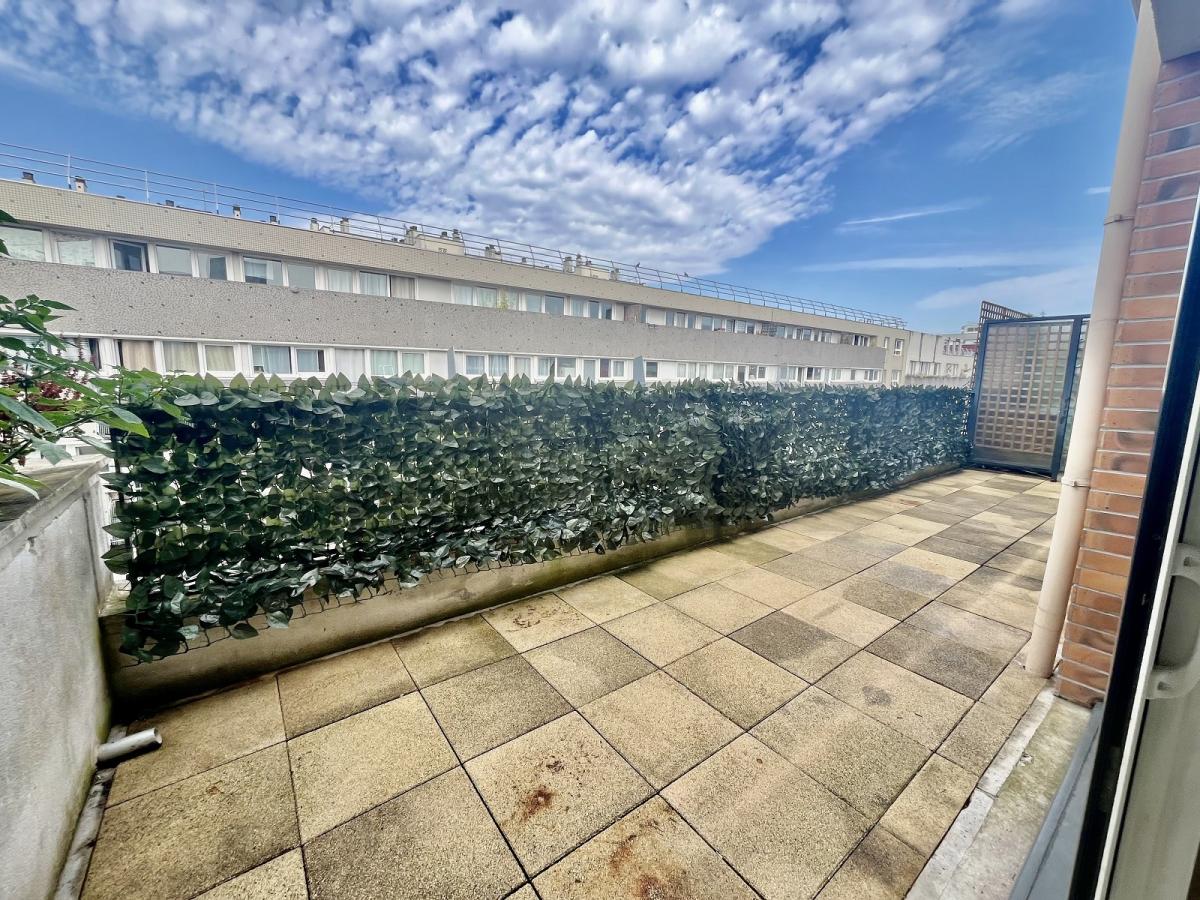 PARIS XIème, GRAND STUDIO avec  TERRASSE DE 14m² e  avec PARKING ET CAVE