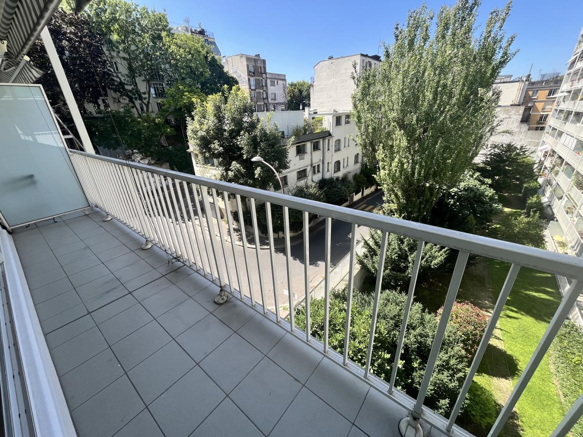 Paris XIXème, Beau Studio avec balcon