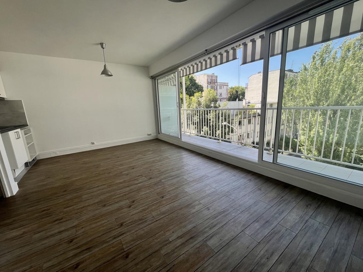 Paris XIXème, Beau Studio avec balcon
