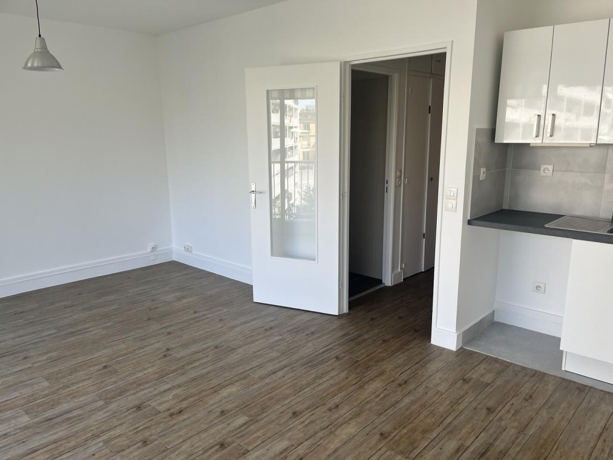 Paris XIXème, Beau Studio avec balcon