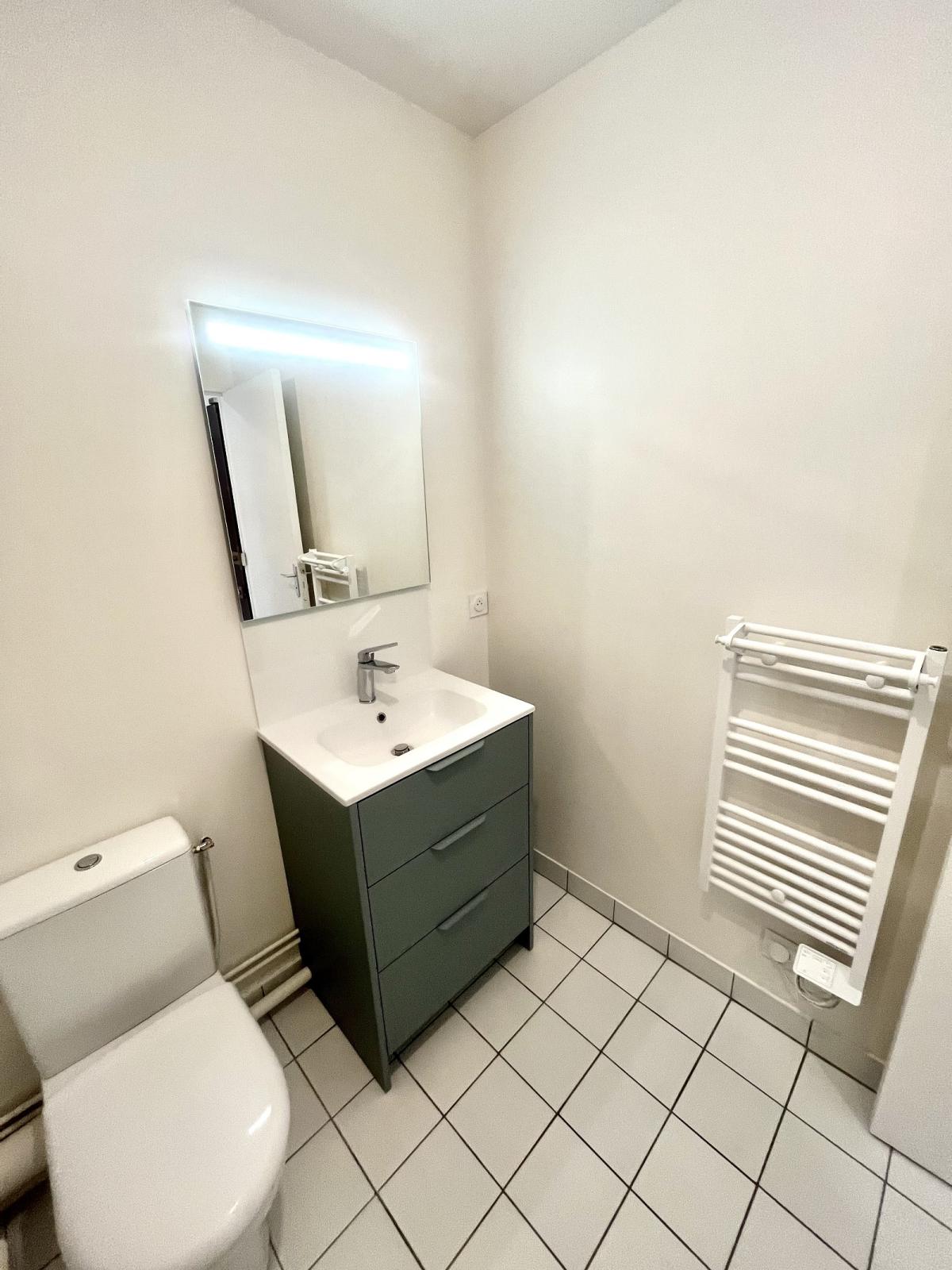 A LOUER 92300 LEVALLOIS STUDIO RENOVE