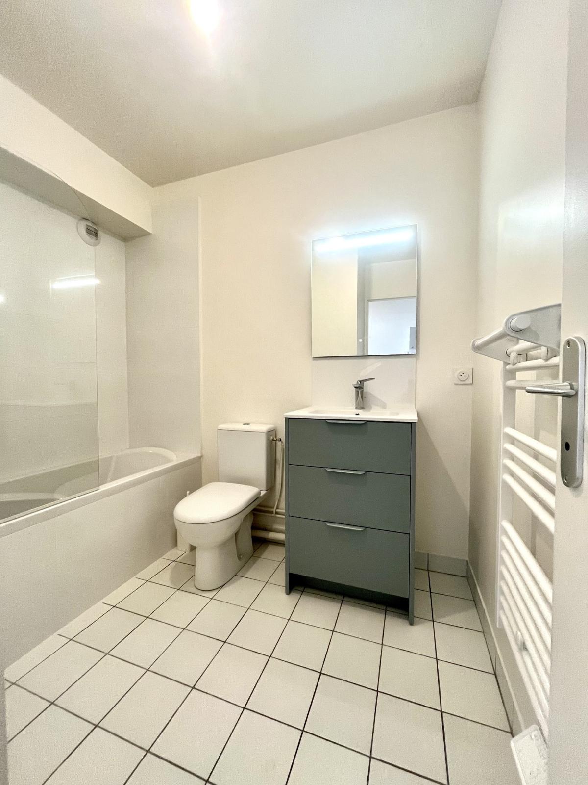 A LOUER 92300 LEVALLOIS STUDIO RENOVE