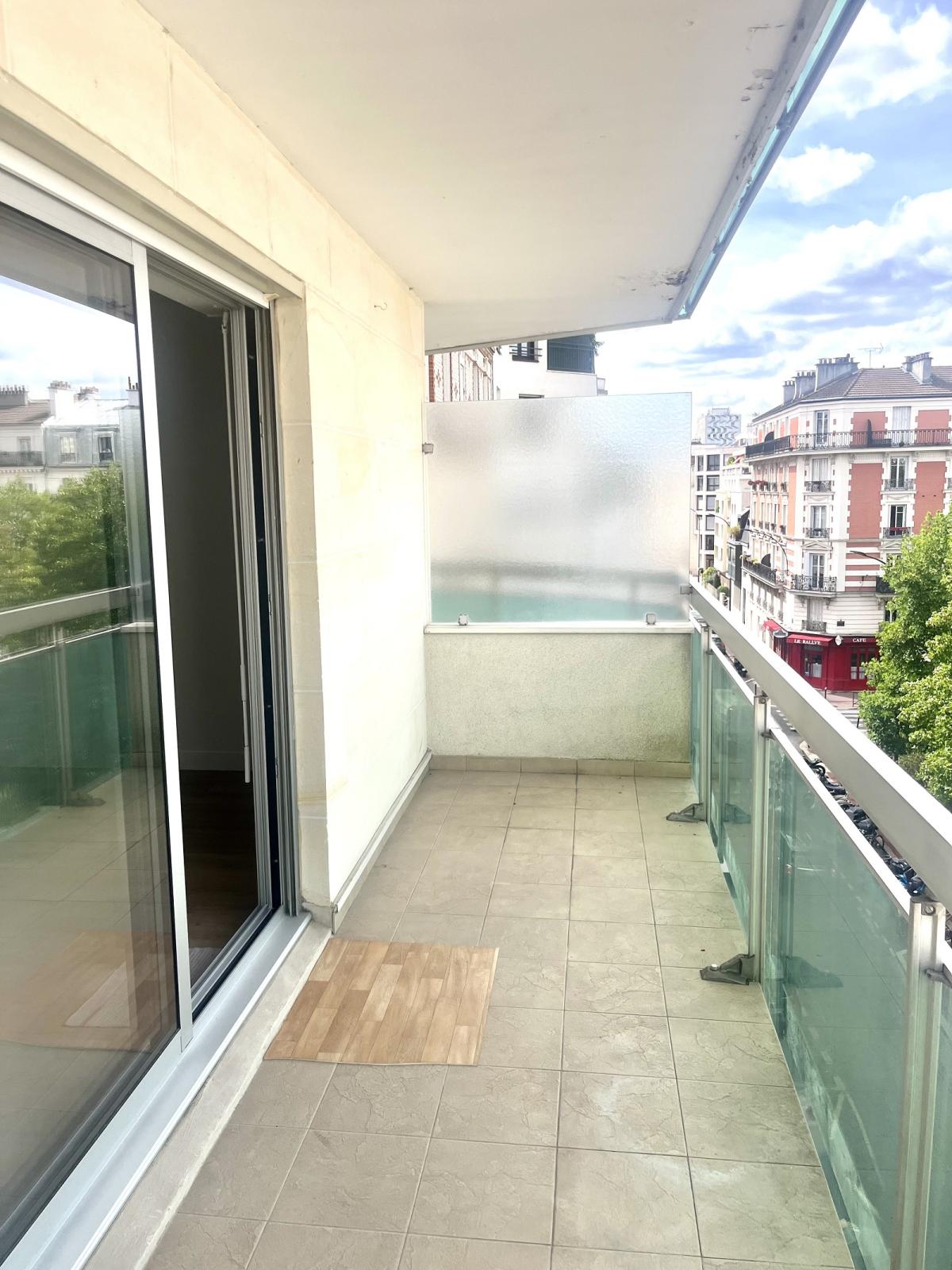 A LOUER 92300 LEVALLOIS STUDIO RENOVE