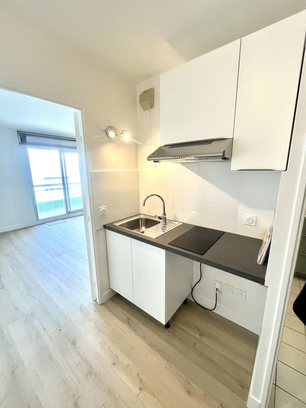 A LOUER 92300 LEVALLOIS STUDIO RENOVE