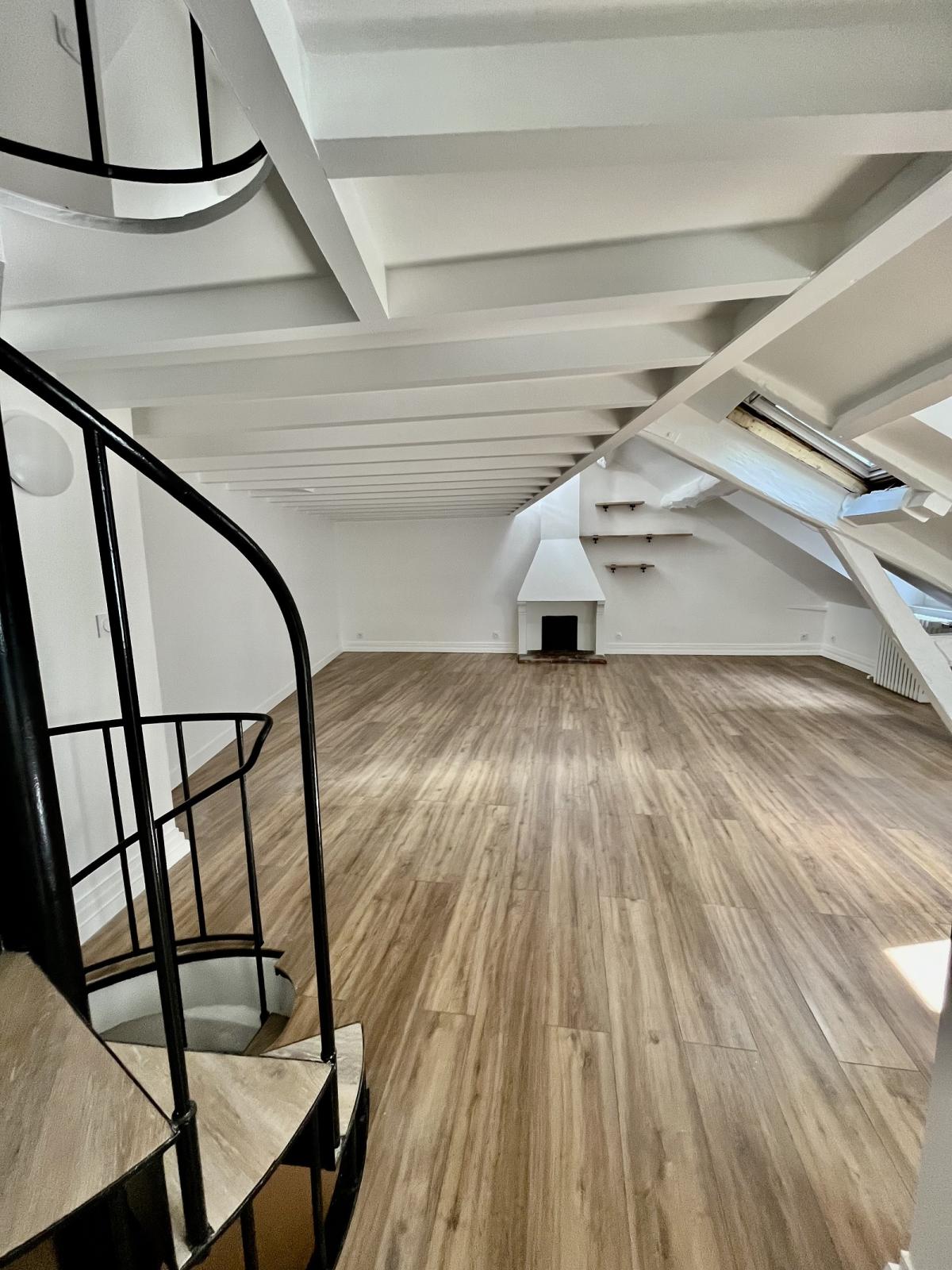 A LOUER TRIPLEX de 5 PIECES  92.56m² Paris VIème.
