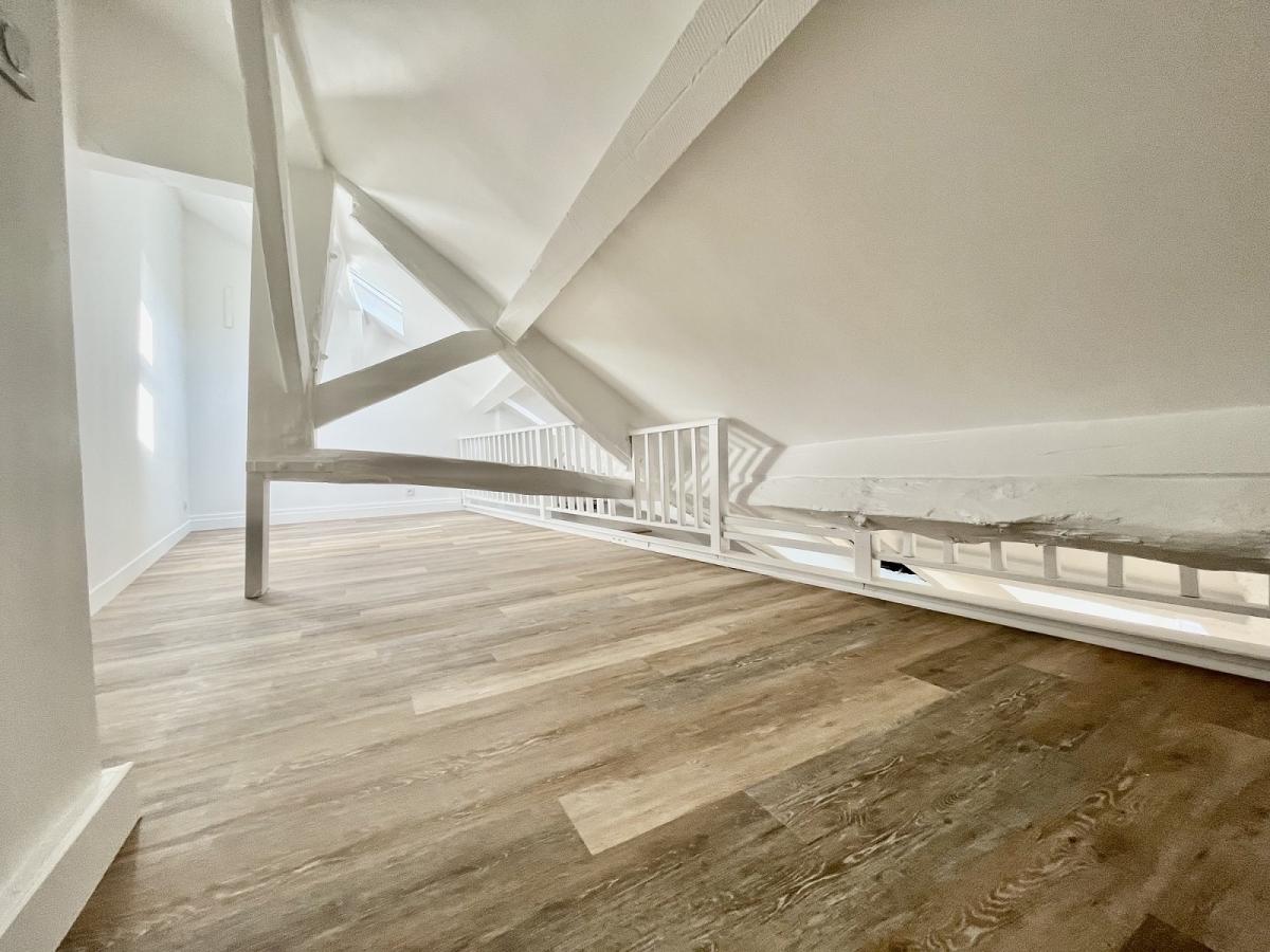 A LOUER TRIPLEX de 5 PIECES  92.56m² Paris VIème.
