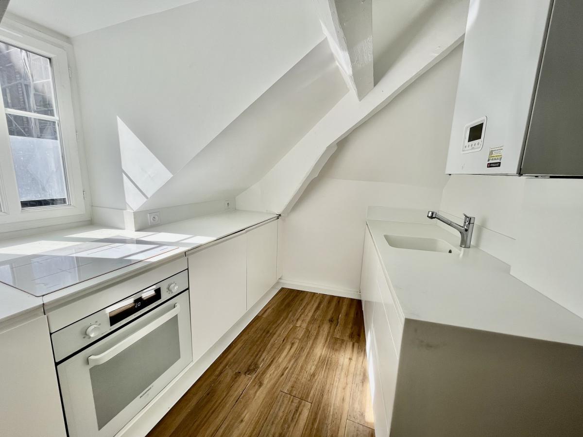 A LOUER TRIPLEX de 5 PIECES  92.56m² Paris VIème.