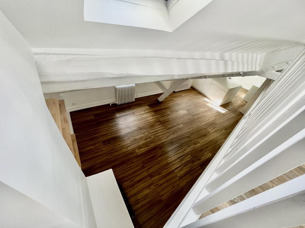 A LOUER TRIPLEX de 5 PIECES  92.56m² Paris VIème.