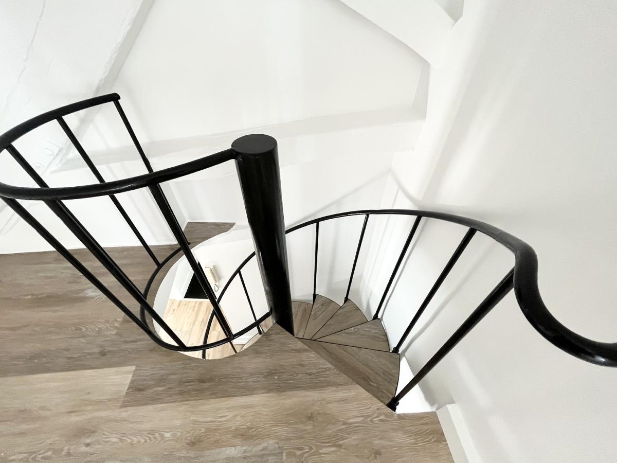 A LOUER TRIPLEX de 5 PIECES  92.56m² Paris VIème.