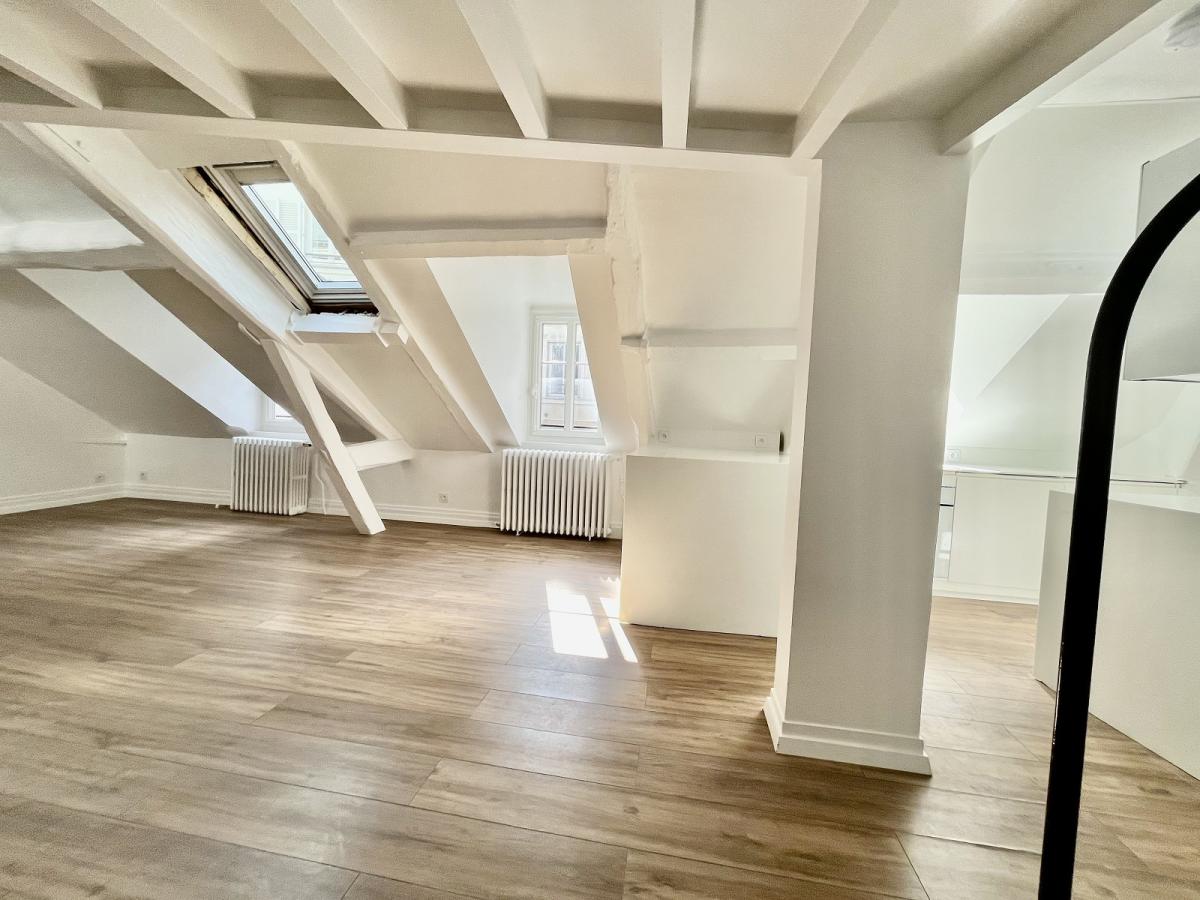 A LOUER TRIPLEX de 5 PIECES  92.56m² Paris VIème.