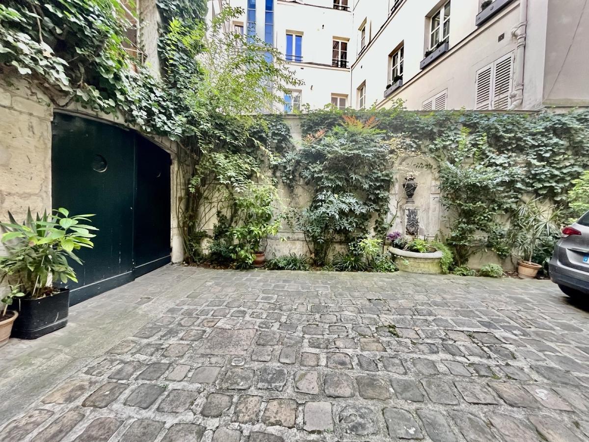 A LOUER TRIPLEX de 5 PIECES  92.56m² Paris VIème.