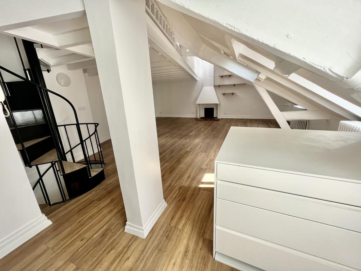 A LOUER TRIPLEX de 5 PIECES  92.56m² Paris VIème.