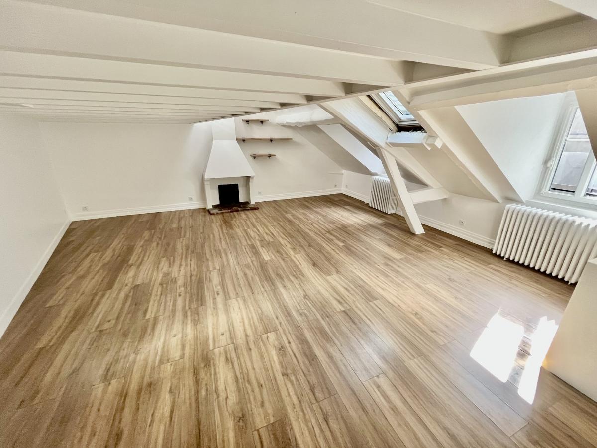 A LOUER TRIPLEX de 5 PIECES  92.56m² Paris VIème.