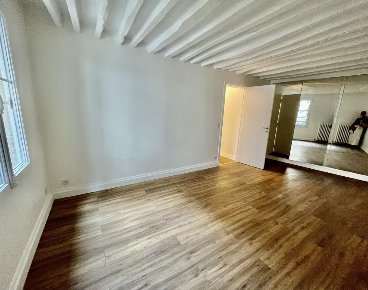 A LOUER TRIPLEX de 5 PIECES  92.56m² Paris VIème.