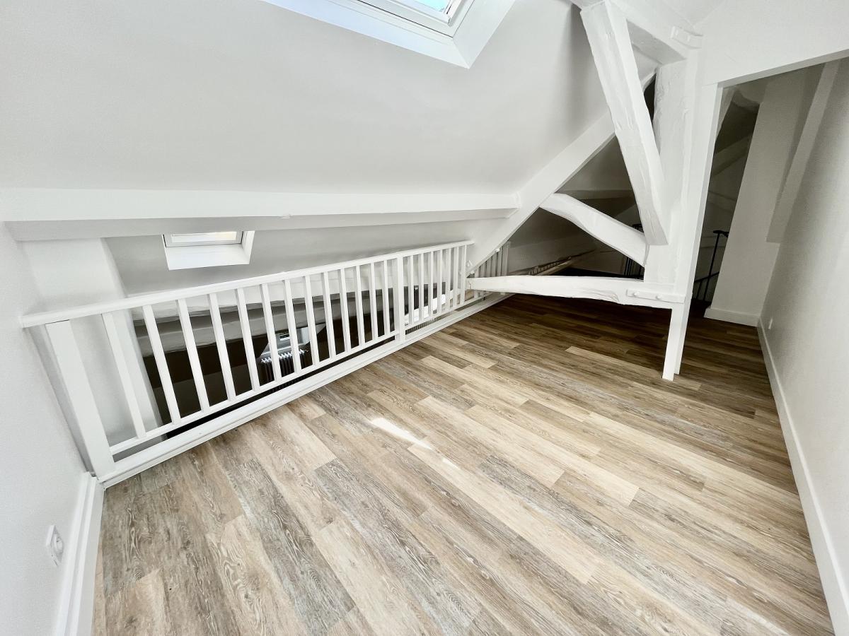 A LOUER TRIPLEX de 5 PIECES  92.56m² Paris VIème.