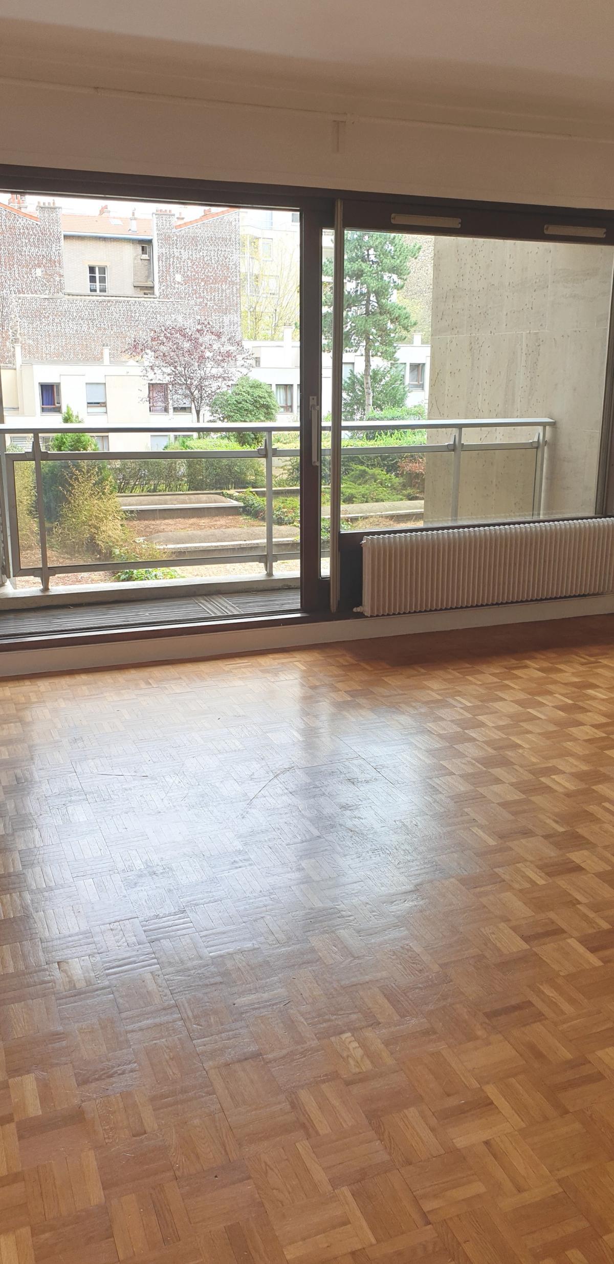 STUDIO AVEC BALCON PARIS XV M°CHARLES MICHELS