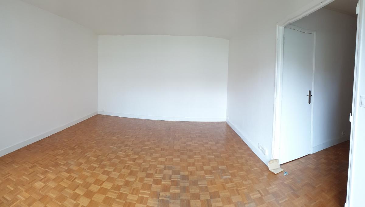 STUDIO AVEC BALCON PARIS XV M°CHARLES MICHELS