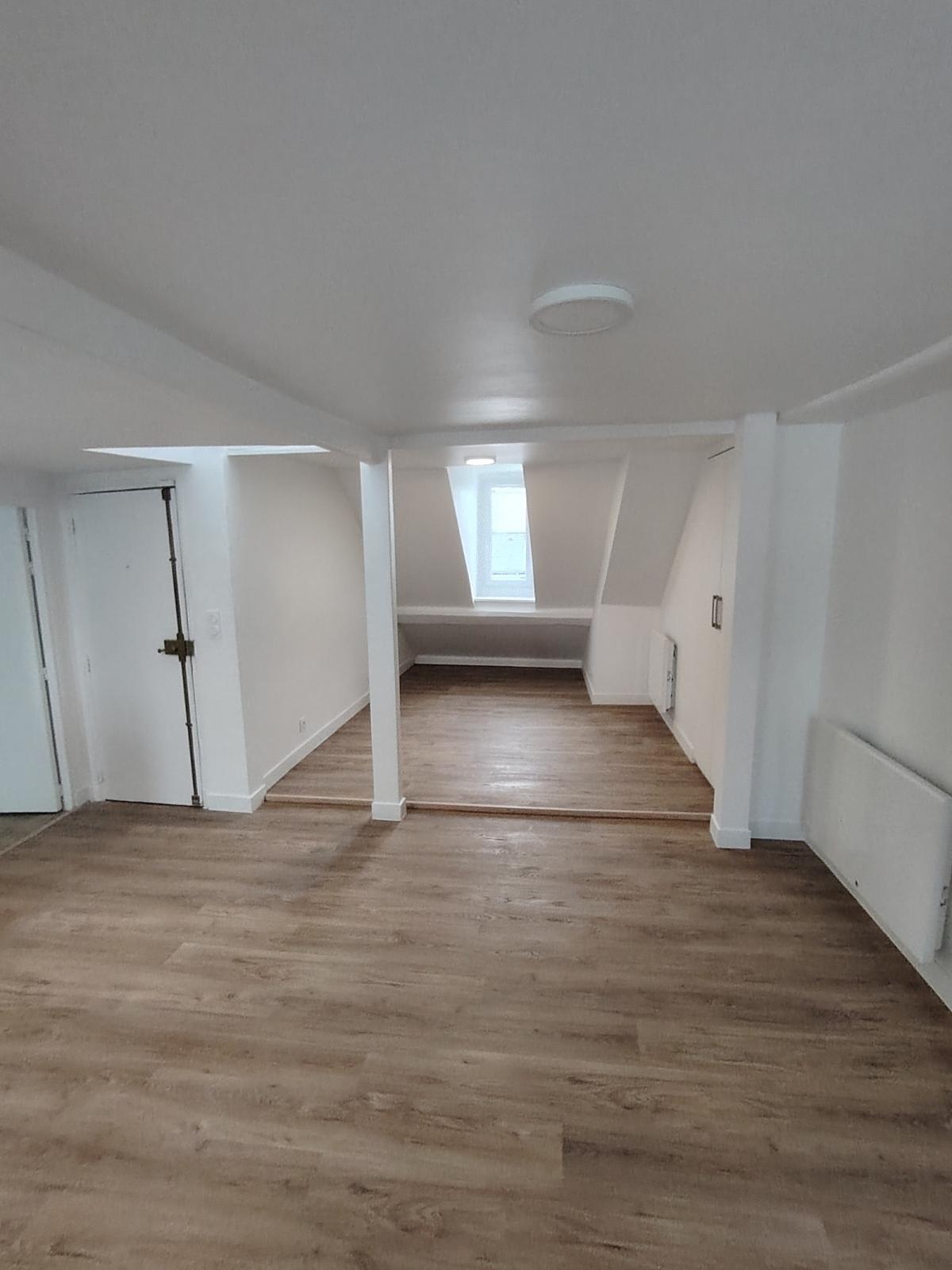 Paris 75002 Strasbourg St Denis, 2pièces en dernier étage