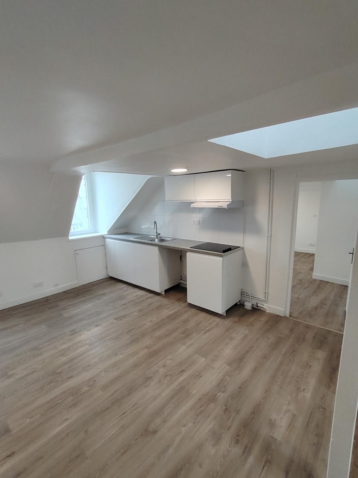 Paris 75002 Strasbourg St Denis, 2pièces en dernier étage