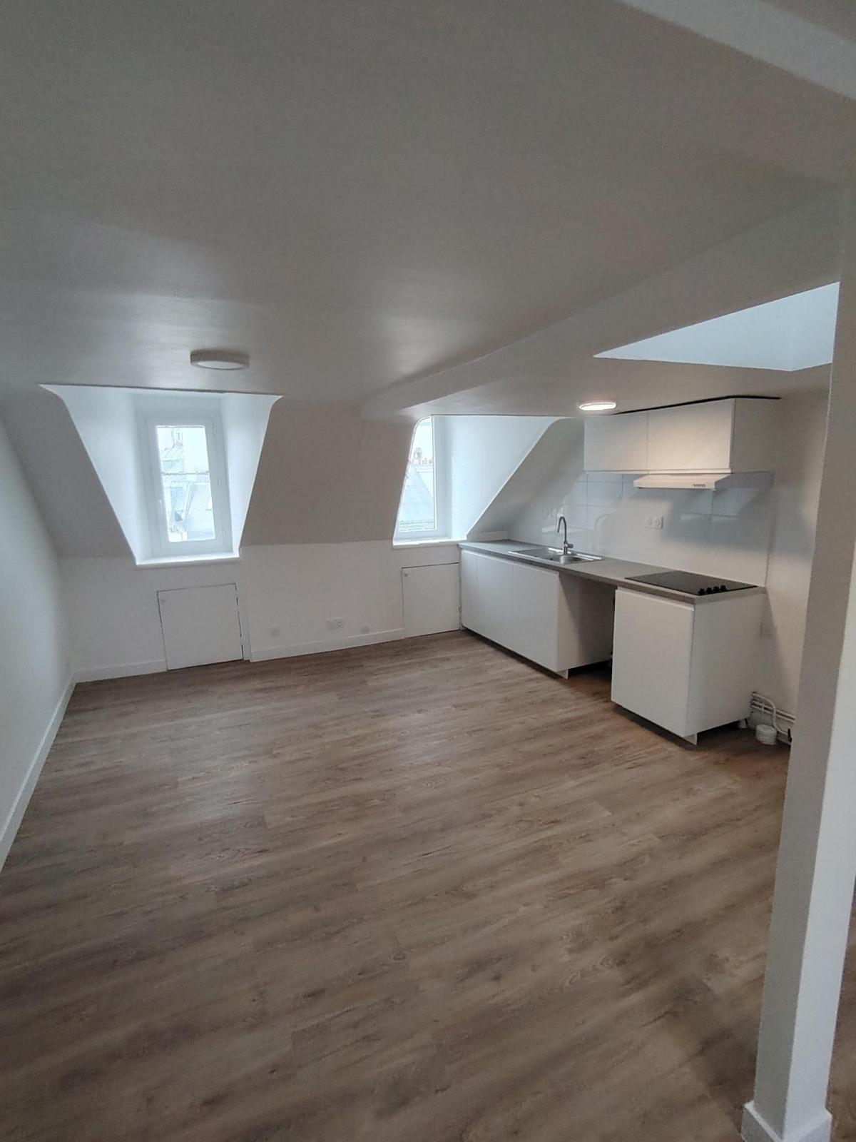 Paris 75002 Strasbourg St Denis, 2pièces en dernier étage