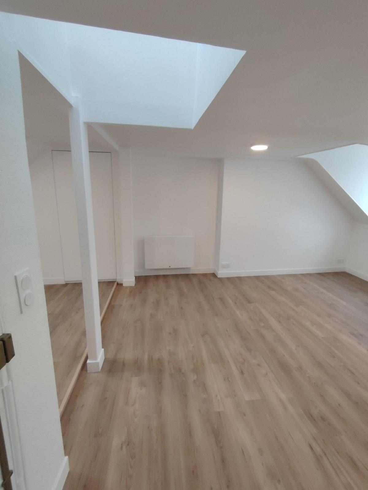 Paris 75002 Strasbourg St Denis, 2pièces en dernier étage