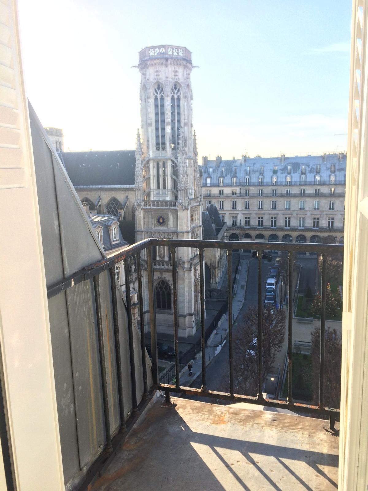 PARIS  1er LOUVRE STUDIO en dernier étage avec Balcon