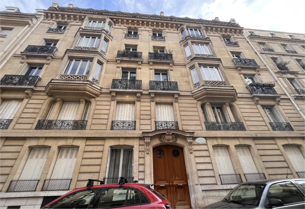 A LOUER 4/5 PIECES 105m² PARIS VIIIème 