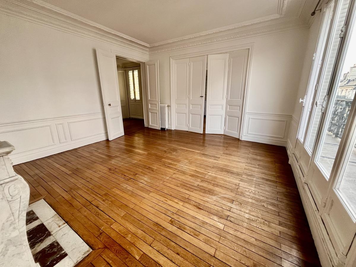 A LOUER 4/5 PIECES 105m² PARIS VIIIème 