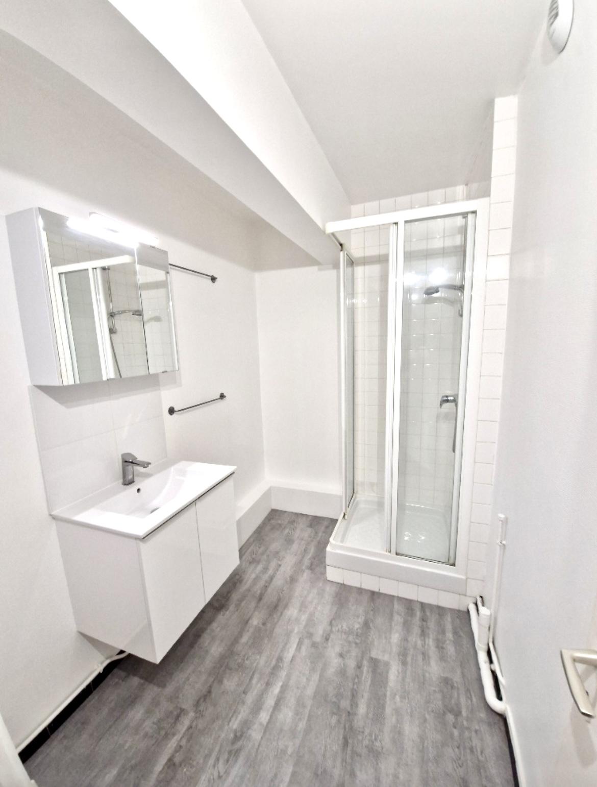 A LIUER NANTERRE 2 PIECES RENOVE 