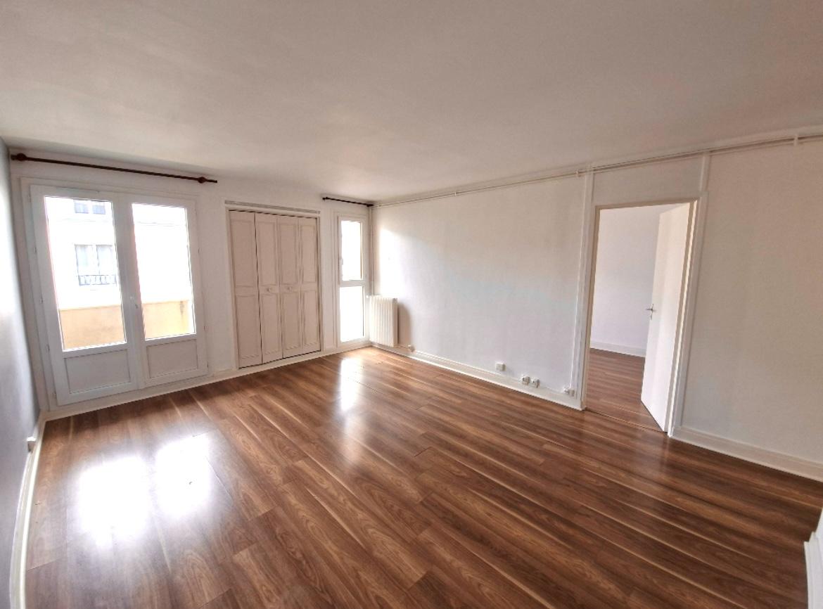 A LIUER NANTERRE 2 PIECES RENOVE 